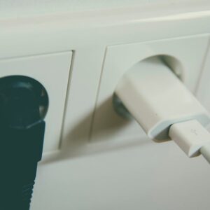 Domowy szynoprzewód 24 V DC w listwach mebli – bezpieczne zasilanie lamp, czujników i ładowarek bez kucia ścian