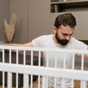 Regał Helmholtza – mebel, który wycisza salon i biuro domowe