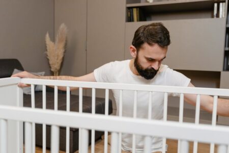 Regał Helmholtza – mebel, który wycisza salon i biuro domowe