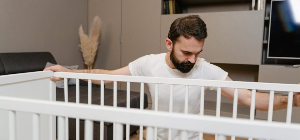 Regał Helmholtza – mebel, który wycisza salon i biuro domowe