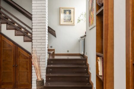 Ścienna szyna 48 V DC: magnetyczne półki, lampy i głośniki w jednym systemie