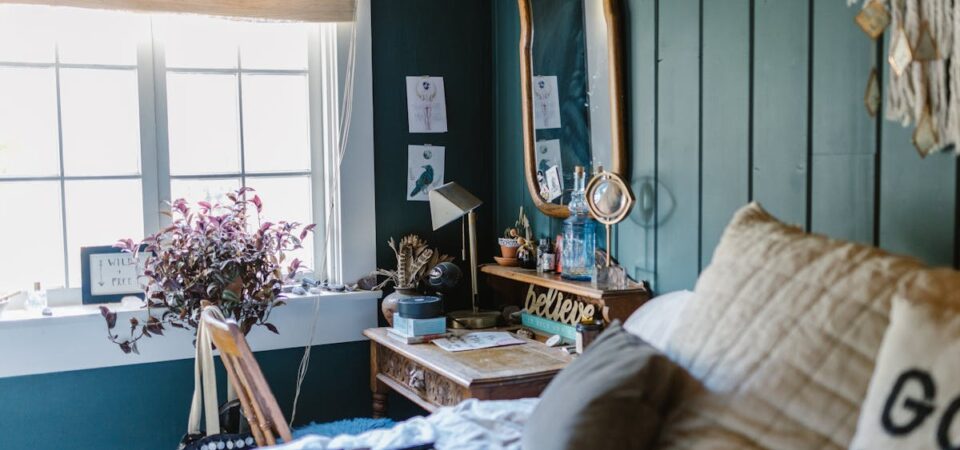 Zasłony z wkładami PCM – cisza, zaciemnienie i pasywne chłodzenie dla okien południowych i zachodnich