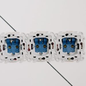 Domowa magistrala 24 V DC – cicha, bezpieczna i oszczędna energia dla oświetlenia, mebli i Smart Home