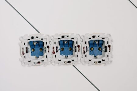 Domowa magistrala 24 V DC – cicha, bezpieczna i oszczędna energia dla oświetlenia, mebli i Smart Home