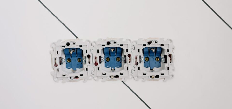 Domowa magistrala 24 V DC – cicha, bezpieczna i oszczędna energia dla oświetlenia, mebli i Smart Home