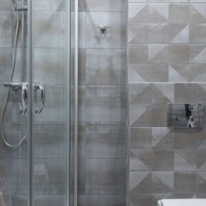 Łazienka bez płytek: wodoodporne tynki gliniane modyfikowane szkłem wodnym – naturalny prysznic bez fug