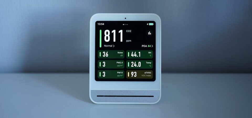 Grzybnia w roli mebla i ściany – ciche, oddychające wnętrza z bio-kompozytów 3w1