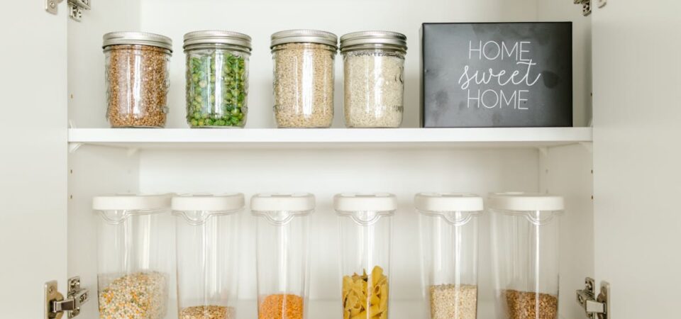 9 rzadkich patentów do domu, które naprawdę działają – gliniane ściany sorpcyjne, grawitacyjna chłodziarka w kuchni i lustro antypara