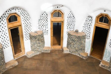 Sypialnia chłodna bez klimatyzacji – tynk gliniany z PCM jako bateria chłodu na upały 2026