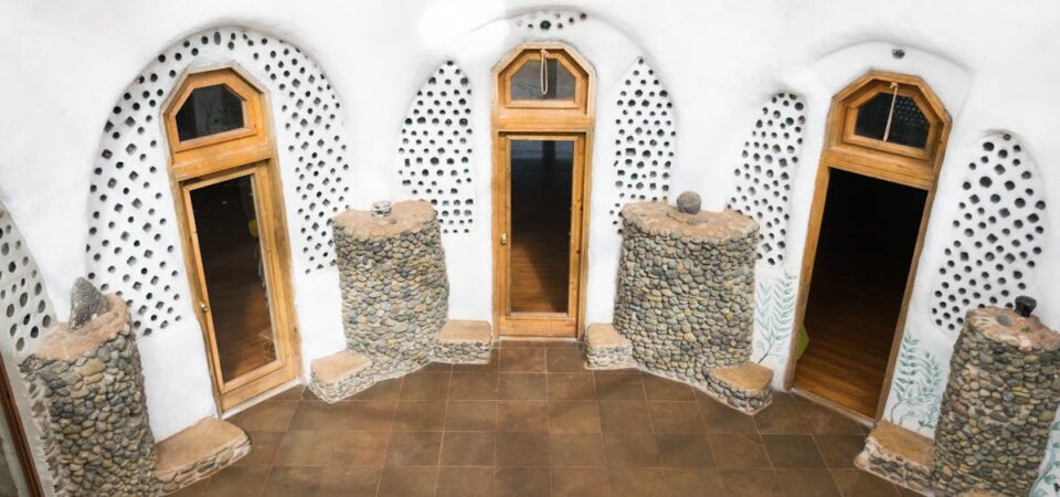 Sypialnia chłodna bez klimatyzacji – tynk gliniany z PCM jako bateria chłodu na upały 2026