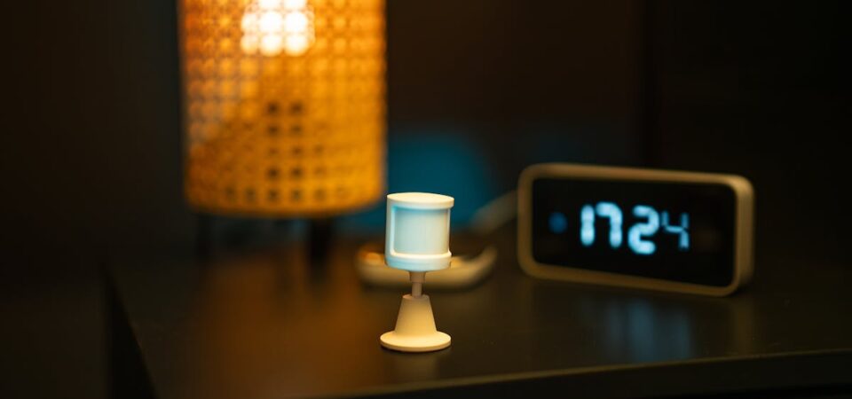 Meble termoaktywne z materiałami PCM – regał, wezgłowie i ławka, które stabilizują temperaturę bez prądu