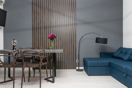 Wełna owcza + PCM w domu: panele i meble, które wyciszają i magazynują ciepło