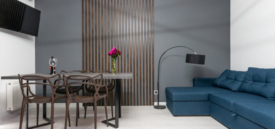 Wełna owcza + PCM w domu: panele i meble, które wyciszają i magazynują ciepło