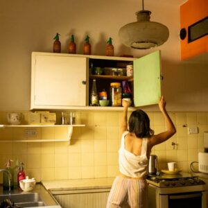 Kredens fermentacyjny 2.0 – glina, PCM i węgiel aktywny w kuchennym meblu, który stabilizuje mikroklimat bez prądu