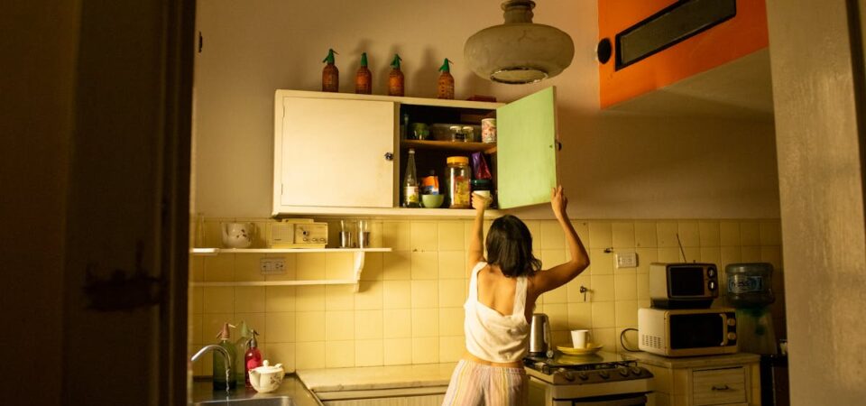 Kredens fermentacyjny 2.0 – glina, PCM i węgiel aktywny w kuchennym meblu, który stabilizuje mikroklimat bez prądu