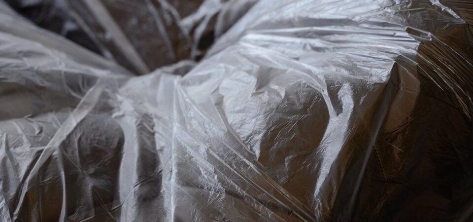 Meble z materiałem zmiennofazowym (PCM) w domu: ukryta bateria ciepła i chłodu w salonie i sypialni