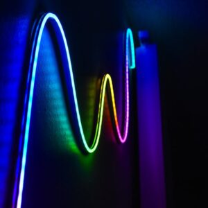 Inteligentne listwy przypodłogowe 5w1 – oświetlenie, mikro-wentylacja, ogrzewanie IR, czujniki i prowadzenie kabli w jednym