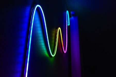 Inteligentne listwy przypodłogowe 5w1 – oświetlenie, mikro-wentylacja, ogrzewanie IR, czujniki i prowadzenie kabli w jednym