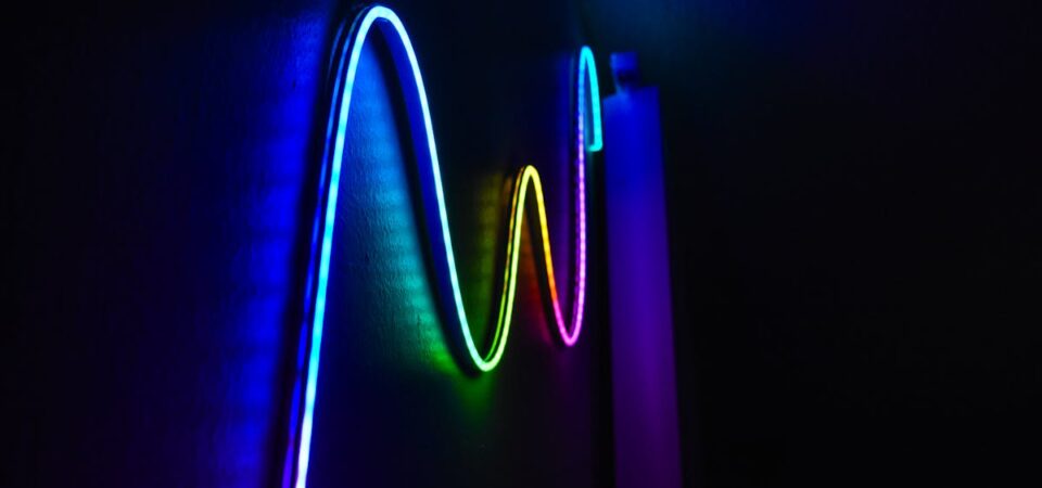 Inteligentne listwy przypodłogowe 5w1 – oświetlenie, mikro-wentylacja, ogrzewanie IR, czujniki i prowadzenie kabli w jednym